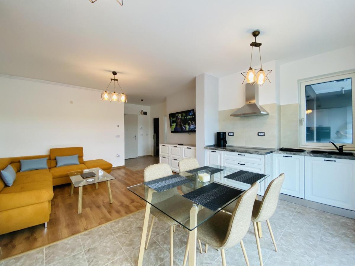 Deluxe Apartment With Balcony And Private Parking In Colvmna Residence คลูจ-นาโปกา ภายนอก รูปภาพ