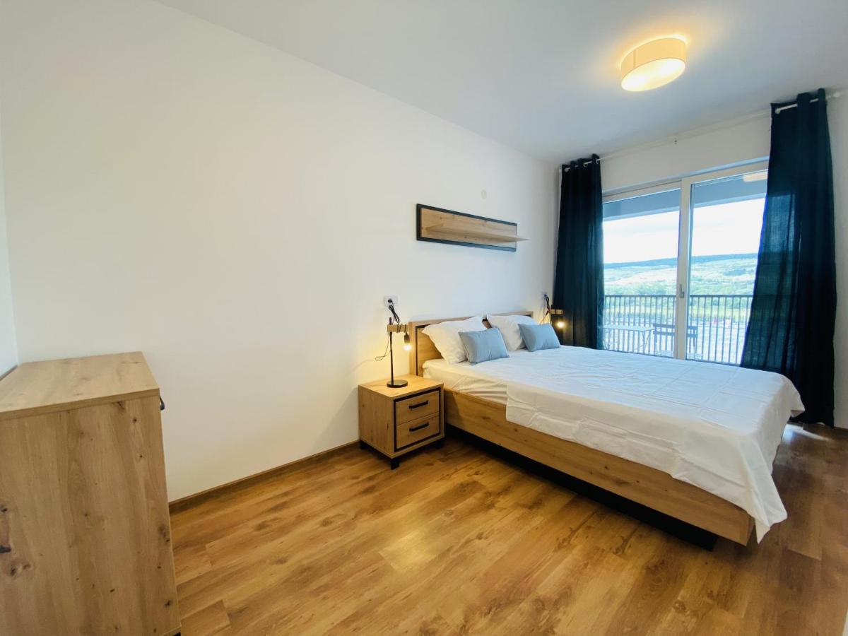 Deluxe Apartment With Balcony And Private Parking In Colvmna Residence คลูจ-นาโปกา ภายนอก รูปภาพ