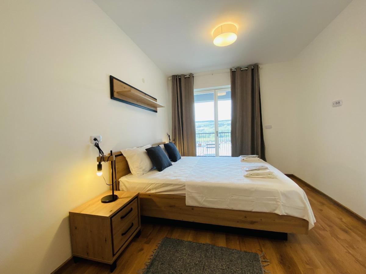 Deluxe Apartment With Balcony And Private Parking In Colvmna Residence คลูจ-นาโปกา ภายนอก รูปภาพ