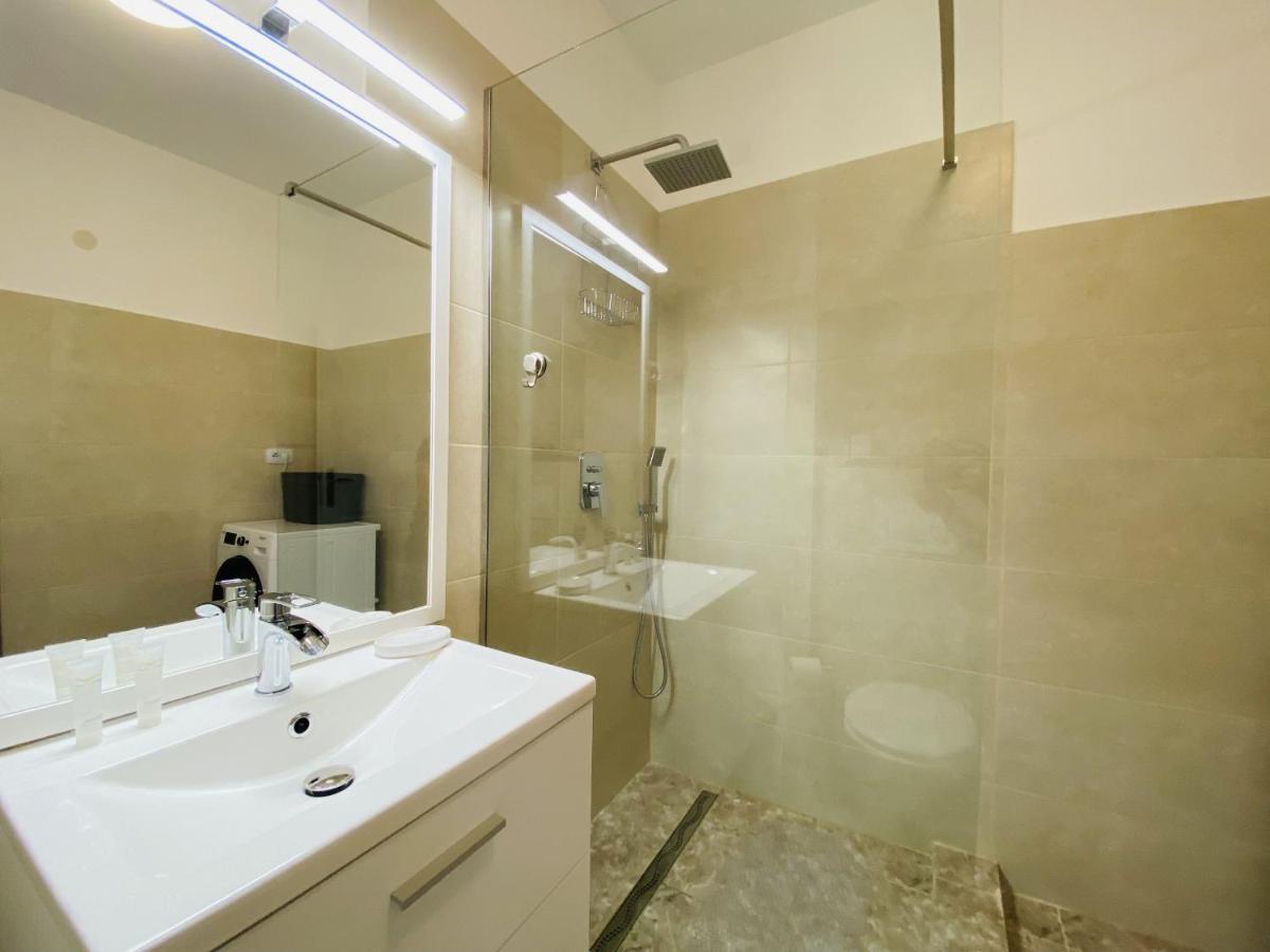 Deluxe Apartment With Balcony And Private Parking In Colvmna Residence คลูจ-นาโปกา ภายนอก รูปภาพ