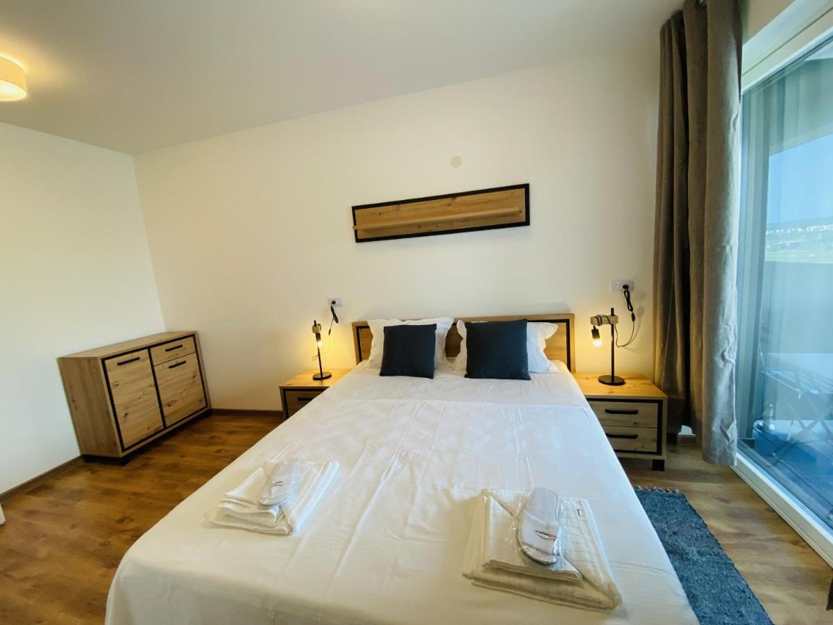 Deluxe Apartment With Balcony And Private Parking In Colvmna Residence คลูจ-นาโปกา ภายนอก รูปภาพ